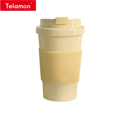 긴 빨대가 달린 스포츠 물병